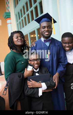 Familie feiert mit Diplom nach Beginn für Western Governors University, ein voll akkreditierten Online-Hochschulschriften