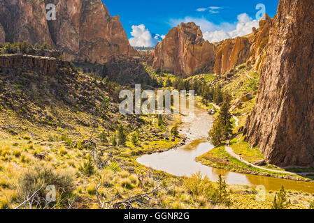 Der Fluss schlängelt sich durch den Canyon, Bend, Oregon, Vereinigte Staaten, Stockfoto