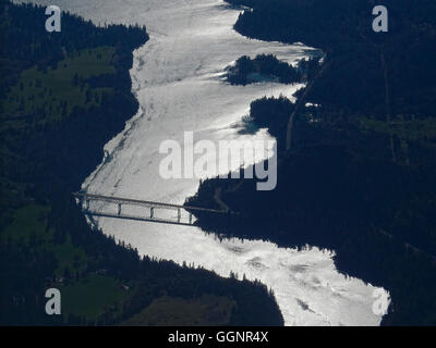 Luftaufnahme der Brücke über den River, Cascade Gorge, Oregon, Vereinigte Staaten Stockfoto