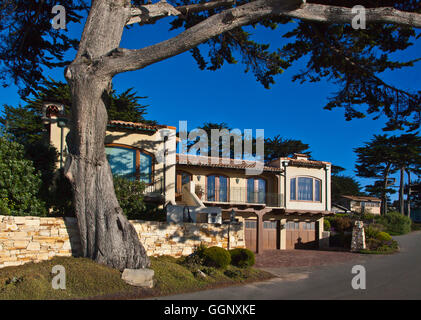 Ein Multi-Millionen-Dollar-Haus ist geschützt durch MONTERTEY Zypressen auf Scenic Drive - CARMEL, Kalifornien Stockfoto