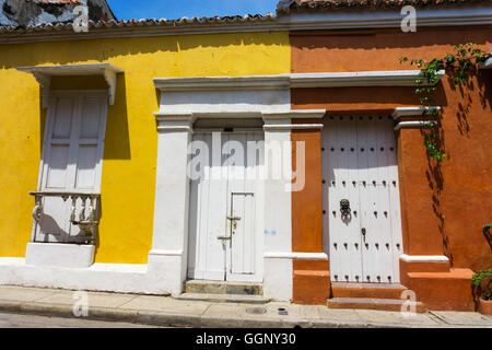 Gelb und orange Kolonialbauten in der Altstadt von Cartagena, Kolumbien Stockfoto