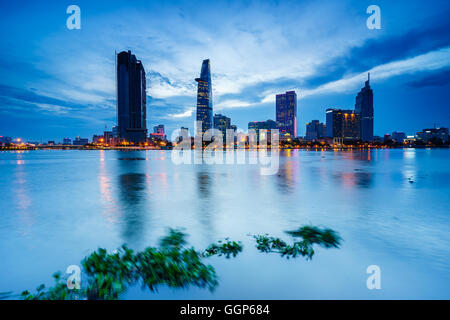 Saigon, Vietnam - 19. Juni 2015: Downtown Saigon in der Dämmerung (Blick vom Thu Thiem Bezirk), Ho-Chi-Minh-Stadt, Vietnam. Stockfoto