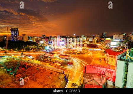 Eindruck, bunte, lebendige Szene von Asien-Verkehr, dynamische, überfüllten Stadt mit Trail auf Straße, Saigon, Vietnam Stockfoto