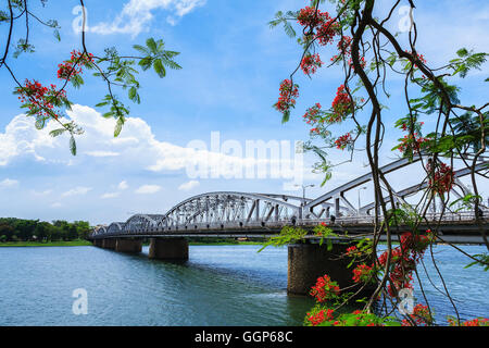 Trang Tien Brücke, Hue, Vietnam. Trang Tien Bridge ist die schönste Brücke in Hue in Vietnam. Stockfoto