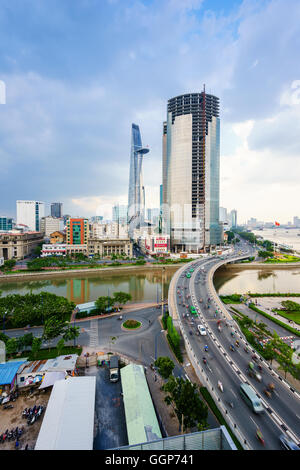 Stadtbild von Ho-Chi-Minh-Stadt und Khanh Hoi Brücke bei Sonnenuntergang, gesehen vom Dach eines Gebäudes. Stockfoto