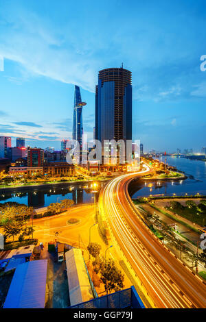 Stadtbild von Ho-Chi-Minh-Stadt und Khanh Hoi Brücke bei schöne Dämmerung, gesehen vom Dach eines Gebäudes. Stockfoto