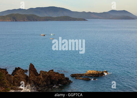 Diamond Bay (Ansicht von Cu hin Pass), Nha Trang, Khanh Hoa, Vietnam. Nha Trang ist bekannt für seine Strände und Tauchen bekannt Stockfoto