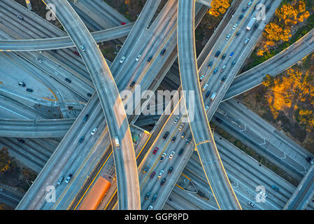 Luftaufnahme des Autobahnkreuz im Stadtbild Stockfoto