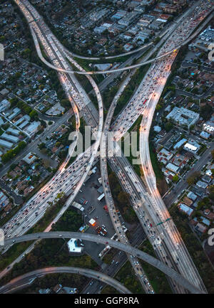 Luftaufnahme des Autobahnkreuz im Stadtbild Stockfoto