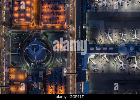 Luftaufnahme der Flugzeuge geparkt in Flughafen-gate Stockfoto