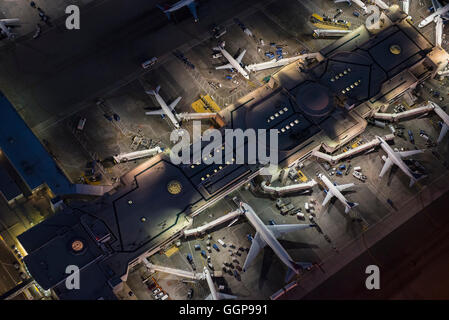 Luftaufnahme der Flugzeuge geparkt in Flughafen gates Stockfoto