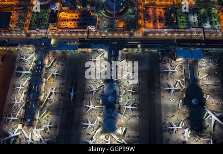 Luftaufnahme der Flugzeuge geparkt in Flughafen gates Stockfoto