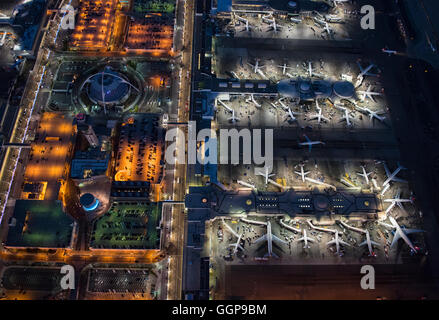 Luftaufnahme der Flugzeuge geparkt in Flughafen gates Stockfoto