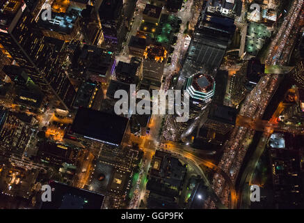 Luftaufnahme von Los Angeles Stadtbild beleuchtet in der Nacht, California, Vereinigte Staaten Stockfoto