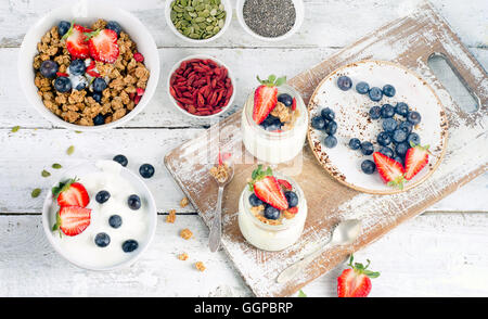 Joghurt, Müsli, frische Beeren und Superfoods für gesunde Diät Frühstück. Ansicht von oben Stockfoto