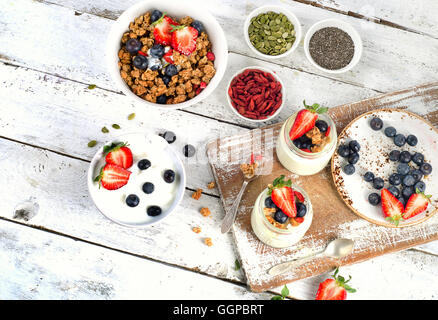 Joghurt, Müsli, Beeren, Goji und Chia Samen für gesunde Diät Frühstück. Ansicht von oben Stockfoto