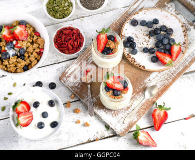 Joghurt, Müsli, Beeren und Superfoods für gesunde Diät Frühstück. Ansicht von oben Stockfoto