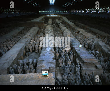 "Terra Cotta Warriors und Pferde", ist eine Reihe von Skulpturen, die Darstellung der Armeen von Qin Shi Huang, der erste Kaiser von China. Stockfoto