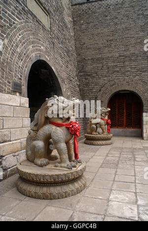 Fu Dog Wächter chinesische Löwen am Eingang der Beijing alte Sternwarte. 1442 erbaut während der Mingdynastie, Stockfoto