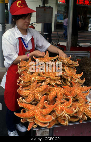 Seesterne auf der Speisekarte. Wangfujing Nacht Snack Street - Peking, China Stockfoto