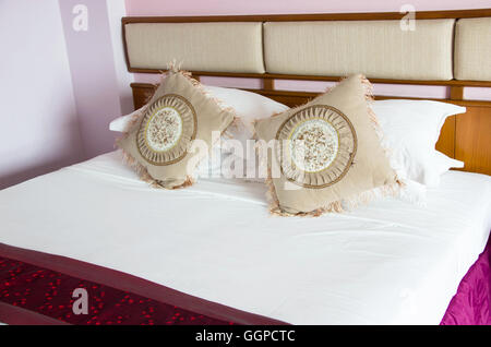 Reinigen Sie Vintage-orientalischen Stil Doppelbett Größe im Schlafzimmer. Stockfoto