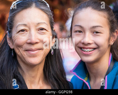 Close up Portrait of smiling asiatische Mutter und Tochter