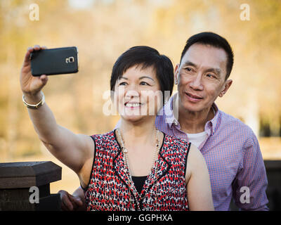 Ältere chinesisches Ehepaar nehmen Selfie im freien Stockfoto