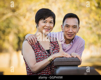Ältere chinesisches Ehepaar lächelnd im freien Stockfoto