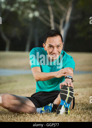 Älteren chinesischen Mann stretching im park Stockfoto