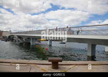 Die neue Fußgänger und Radfahrer Brücke, der Inner Harbour Bridge, die Brücke, Kissing, Nyhavn und Christianshavn verbindet. Kopenhagen, Dänemark. Stockfoto