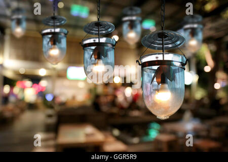 Warme Beleuchtung moderne Deckenleuchten im Restaurant Café und Innendekoration. Stockfoto