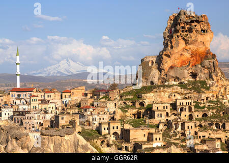 Stadt Ortahisar in Kappadokien mit erloschenen Vulkans Erciyes im Hintergrund. Stockfoto