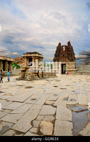 Stein-Wagen und Haupteingang, Vitthala-Tempel-Komplex, Hampi, Karnataka, Indien Stockfoto