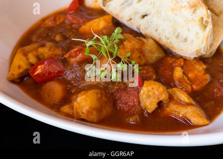 Hausgemachte Gulaschsuppe. Eintopf mit frisch geröstetem Brot. Traditionelle ungarische Gulasch essen. Stockfoto