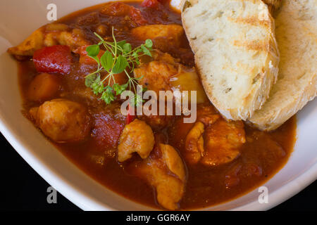 Hausgemachte Gulaschsuppe. Eintopf mit frisch geröstetem Brot. Traditionelle ungarische Gulasch essen. Stockfoto