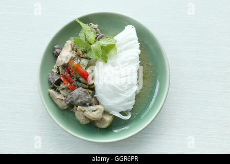 Curry-Huhn mit Gemüse Nudeln (KHANOM CHIN), lokale Thai Lebensmittel Nudeln Reis. Stockfoto