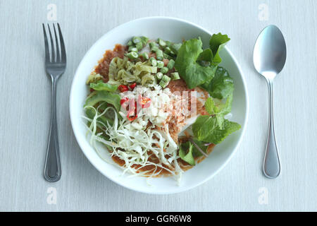 Lokalen Thai Lebensmittel Reis Nudeln ist Name KHANOM CHIN, pikante Nudeln mit Gemüse und warme Suppe. Stockfoto