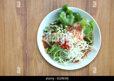 Lokalen Thai Lebensmittel Reis Nudeln ist Name KHANOM CHIN, pikante Nudeln mit Gemüse und warme Suppe. Stockfoto