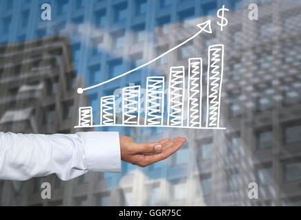 Zeichnen von Grafiken wächst Diagramm auf Seite zum Begriff der Investition profitieren Sie im Geschäft und haben Sie Wolkenkratzer Hintergrund. Stockfoto
