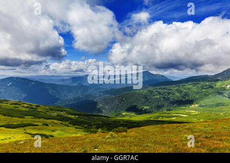 Sommerlandschaft des montenegrinischen Ridge in Karpaten Stockfoto