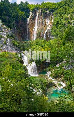 In Kroatien, Wasserfällen von Plitvice Lakes National Park (großer Wasserfall des Flusses Plitvica an den unteren Seen). Stockfoto