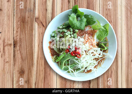 Lokalen Thai Lebensmittel Reis Nudeln ist Name KHANOM CHIN, pikante Nudeln mit Gemüse und warme Suppe. Stockfoto