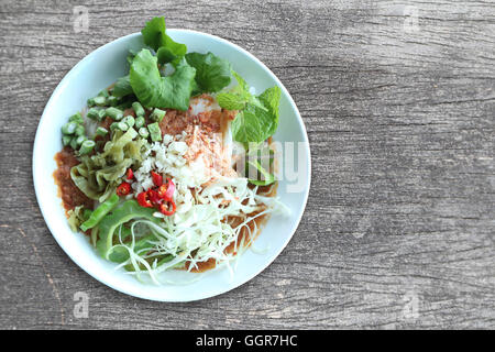 Lokalen Thai Lebensmittel Reis Nudeln ist Name KHANOM CHIN, pikante Nudeln mit Gemüse und warme Suppe. Stockfoto