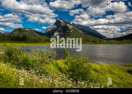 Mount Rundle und Vermilion Seen, Banff Nationalpark, Alberta, Kanada Stockfoto