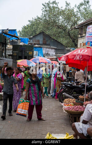 MUMBAI, Indien - 10. Oktober 2015: Unbekannter Mann auf der Straße von Mumbai, Indien. Mumbai ist mit 12 Millionen Menschen die meisten po Stockfoto