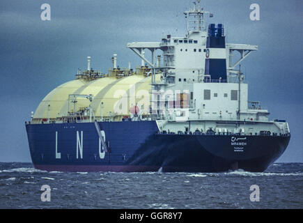 LNG-Tanker "Mraweh, Segeln auf dem Fluss Elbe in der Nähe von Cuxhaven, Deutschland. Stockfoto