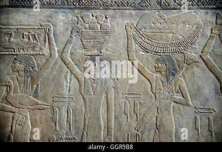 Ägypten, Sakkara, Mastaba von Ti: verschiedene Reliefs an den Wänden. Stockfoto