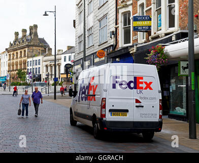 FedEx Lieferwagen im Stadtzentrum, Darlington, County Durham, England UK Stockfoto