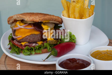 Frische Schinken Cheeseburger mit Pommes frites Stockfoto