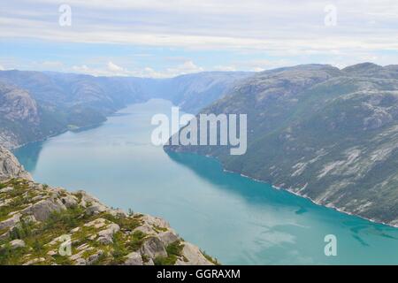 Blick auf den Lysefjord aus dem Preikestolen, Norwegen. Stockfoto